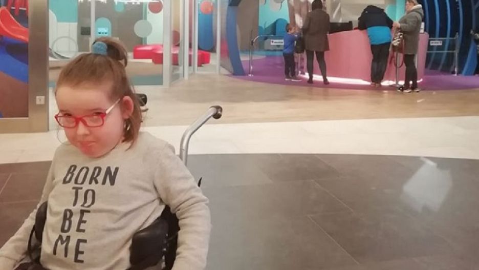 Niepełnosprawna dziewczynka nie została wpuszczona na salę zabaw ze względu an wózek