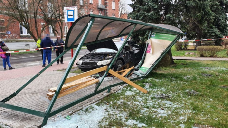 Warszawa. Pijany staranował przystanek autobusowy. Wszystko transmitował w internecie
