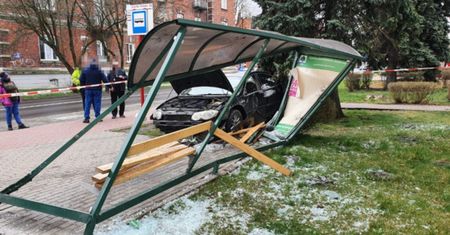 Warszawa. Pijany staranował przystanek. Wszystko transmitował w internecie