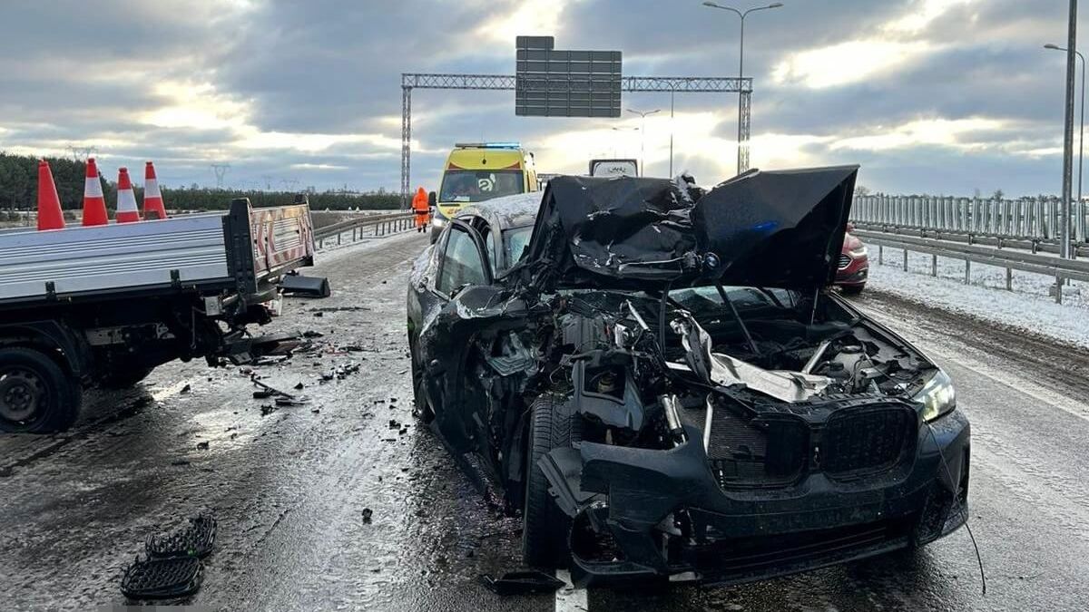 Kierowca BMW uderzył w auto służby drogowej na S17