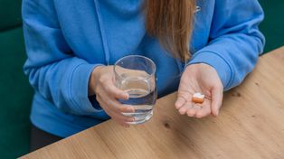 Te tabletki pomagają w odchudzaniu. Jak wpływają na jelita i wątrobę?