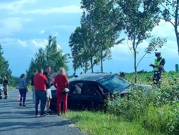 Gmina Skępe: 17-latek bez wiedzy matki zabrał jej BMW i rozbił je w rowie. Podróżował z piątką kolegów