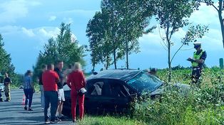 Gmina Skępe: 17-latek bez wiedzy matki zabrał jej BMW i rozbił je w rowie. Podróżował z piątką kolegów