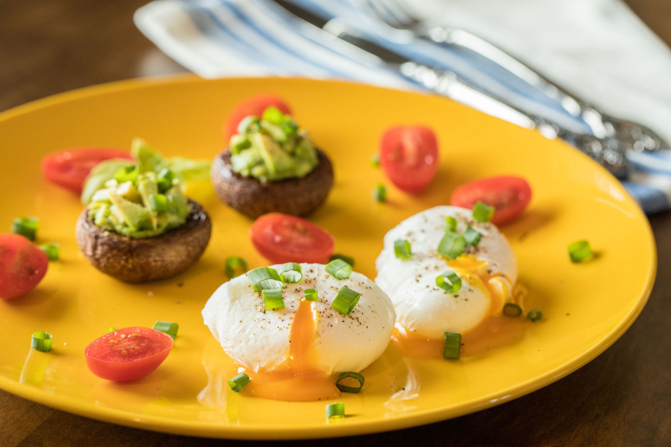 Jajko w koszulce na talerzu