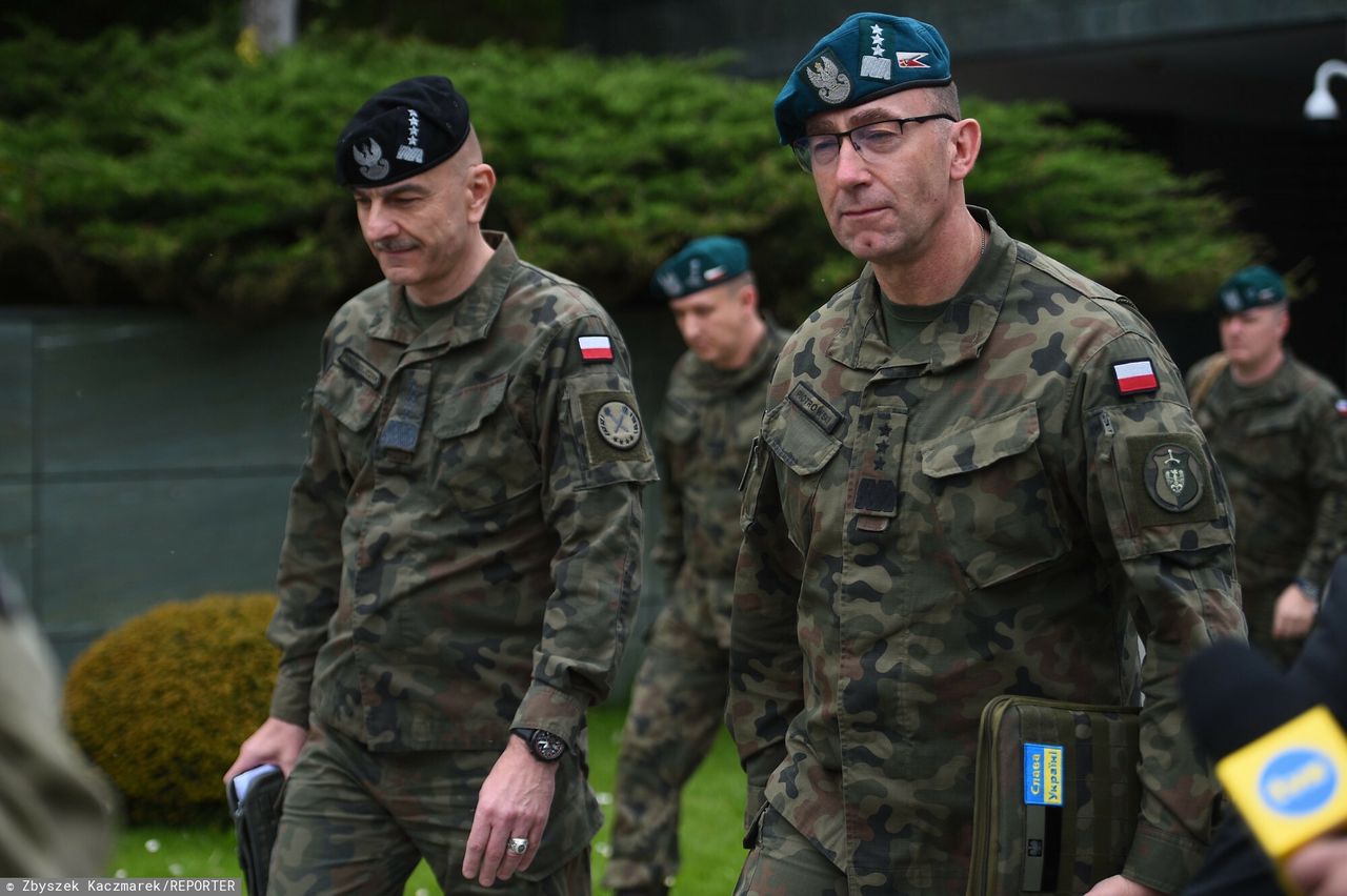 Gen. Rajmund Andrzejczak (po lewej) oraz gen. Tomasz Piotrowski złożyli dymisje