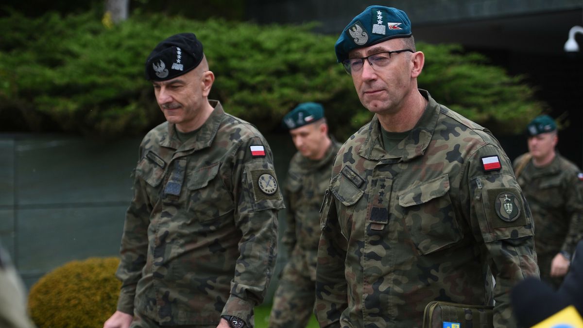 Gen. Rajmund Andrzejczak (po lewej) oraz gen. Tomasz Piotrowski złożyli dymisje