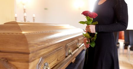 Świecka ceremonia pogrzebowa. Jak wygląda i ile kosztuje taki pogrzeb?
