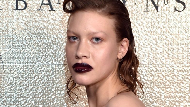 Aleksandra Linda doczekała się pierwszej okładki! Pozuje w lateksie na okładce książki