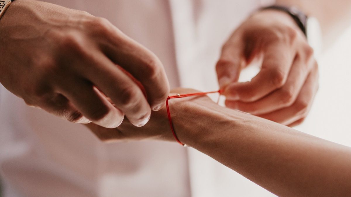 Czerwona nić na nadgarstku ma specjalne znaczenie 