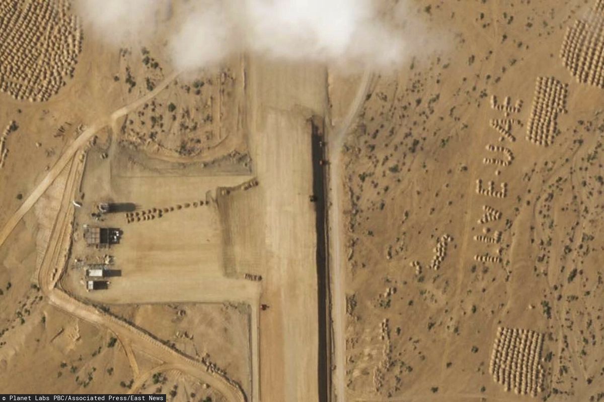 The Associated Press dotarło do zdjęć satelitarnych tajemniczej budowy na Abd al-Kuri