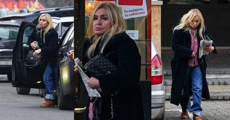 Spragniona wiedzy Monika Olejnik z torebką za 22 TYSIĄCE złotych zasuwa po gazetę, zastawiając samochody swoim BMW za 350 TYSIĘCY złotych (ZDJĘCIA)