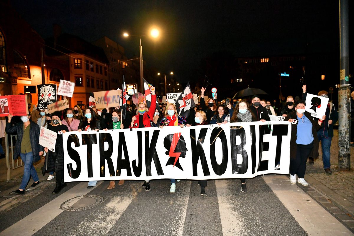 Strajk kobiet we Wrocławiu. Co zrobić po zatrzymaniu przez policję? Uniwersytet Wrocławski wyjaśnia