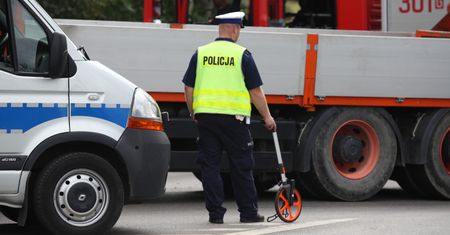 Wypadek na S7. Samochód ciężarowy zderzył się z busem. Jedna osoba nie żyje