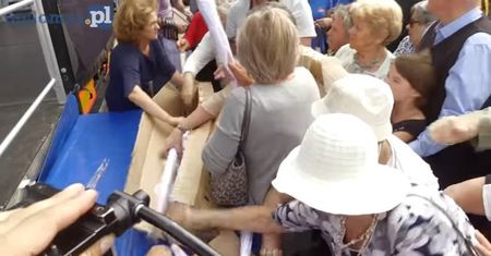 Dantejskie sceny w Łomży. Emeryci pobili się o darmowe parasole