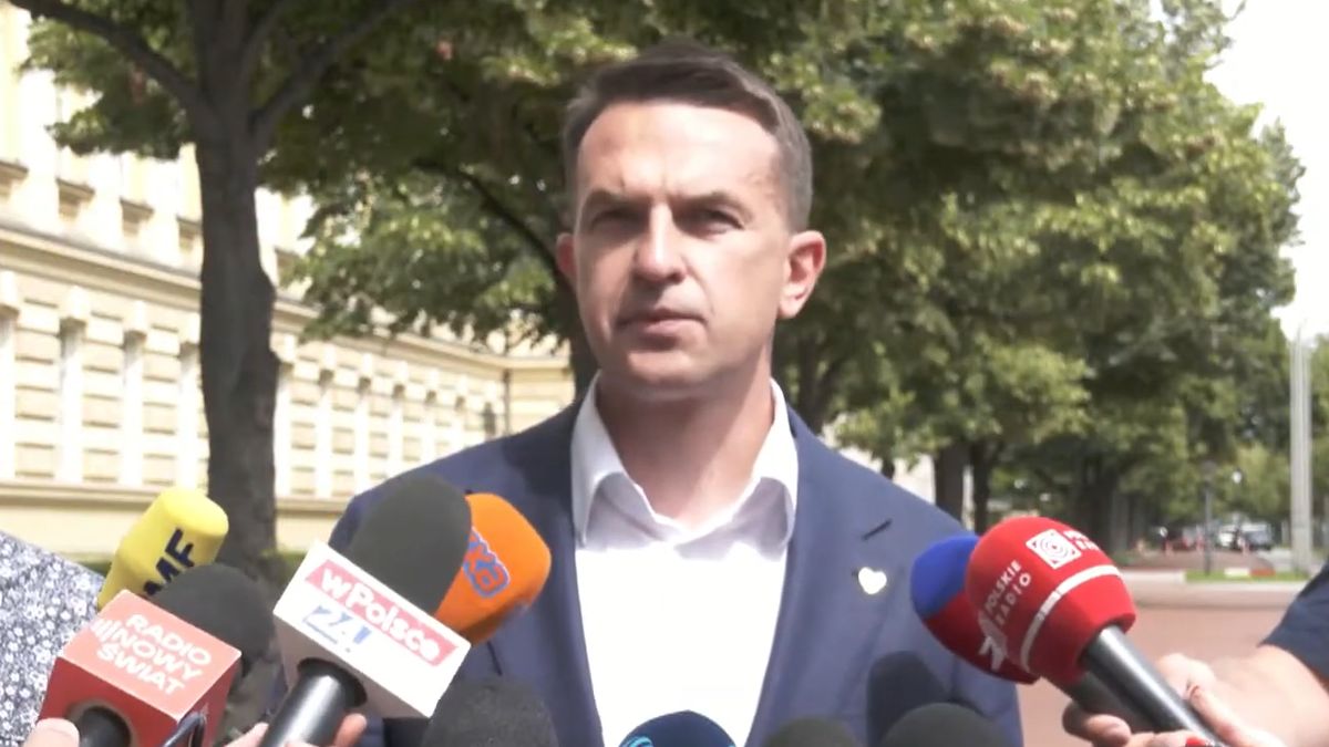 Adam Szłapka podczas poniedziałkowej konferencji prasowej