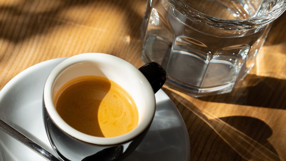 Co zrobić z wodą podaną do espresso?