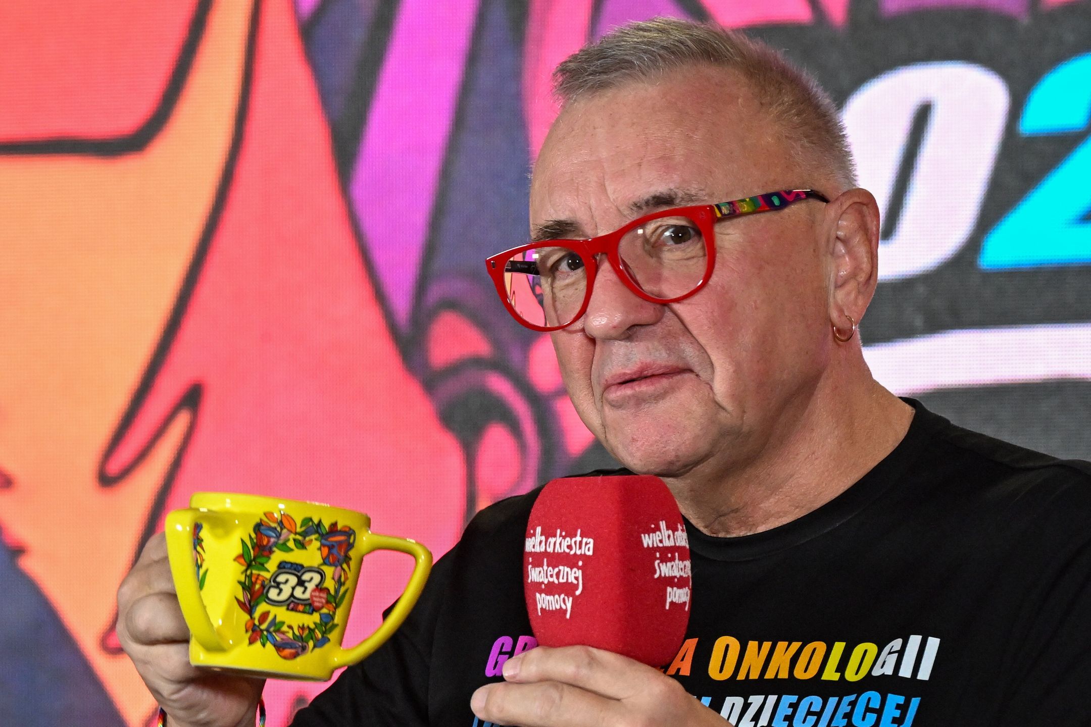 Warszawa, 27.01.2025. Prezes zarządu Fundacji Wielkiej Orkiestry Świątecznej Pomocy Jerzy Owsiak podczas konferencji prasowej w studiu telewizyjnym WOŚP na błoniach Stadionu Narodowego w Warszawie, 27 bm. Na spotkaniu podsumowano 33. Finał Wielkiej Orkiestry Świątecznej Pomocy. W tym roku zbiórka zostanie przeznaczona na potrzeby hematologii i onkologii dziecięcej. (ad) PAP/Radek Pietruszka