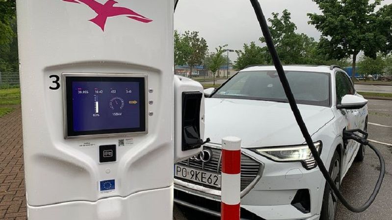 Stacji ładowania przybywa, ale wciąż jest ich zbyt mało.