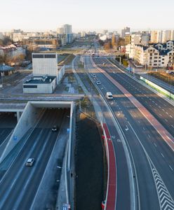 Kierowcy urządzają sesje zdjęciowe w tunelu POW. GDKiA: jeden usiłował stanąć na głowie