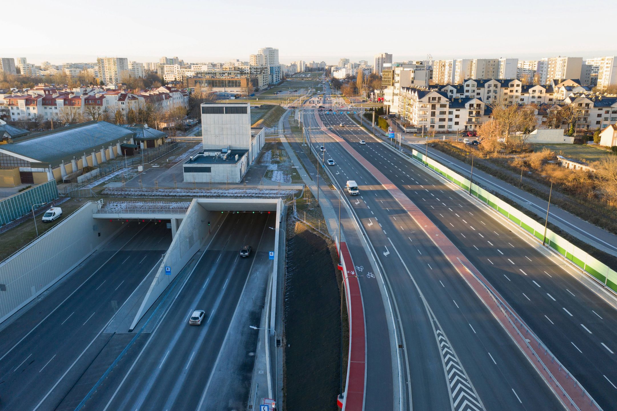 wjazd do tuneluWarszawa, 21.12.2021. Na zdj�ciu z drona wjazd do nowo otwartego tunelu ursynowskiego odcinka Po�udniowej Obwodnicy Warszawy, 21 bm. (lsz/ibor) PAP/Leszek Szyma�skiLeszek Szyma�skidroga, drogi, drogowy, dron, infrastruktura, nowotwarty, obwodnica warszawy, otwarcie, po�udniowa obwodnica warszawy, po�udniowej obwodnicy warszawy, POW, szosa, tunel, tunelu, ulice, Ursyn�w, widok, widok z g�ry, z drona, z g�ry