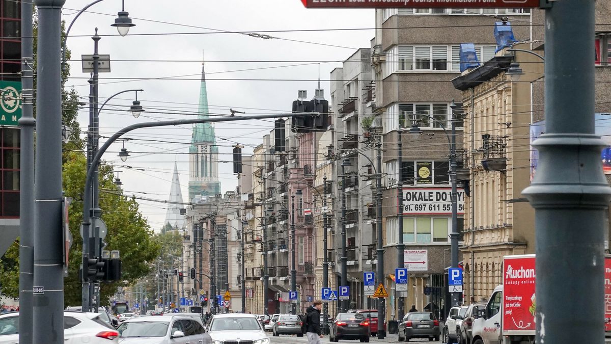 Widok na ul. Piotrkowską w Łodzi, gdzie znajduje się mnóstwo lok