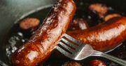 Kiełbasa może być chrupiąca bez oleju. Wystarczy zastosować prosty trik przy smażeniu
