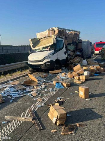 Z auta wysypał się nielegalny towar - nieoczekiwany finał kolizji na S61