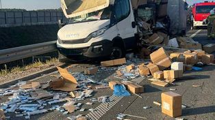 Towar wysypał się z auta. Policjanci szybko nabrali podejrzeń