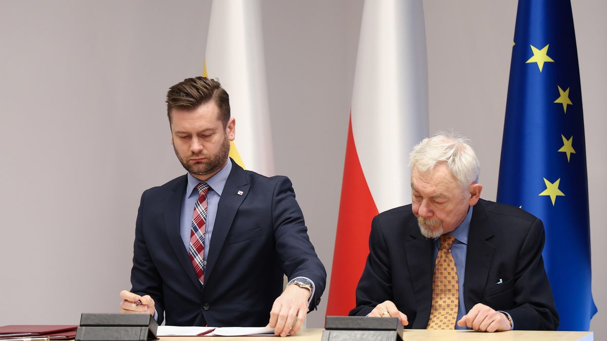 Minister sportu  Kamil Bortniczuk i prezydent  Krakowa Jacek Majchrowski podpisali umowę, dzięki której miasto otrzyma 90-procentowe dofinansowanie trzech najważniejszych inwestycji sportowych