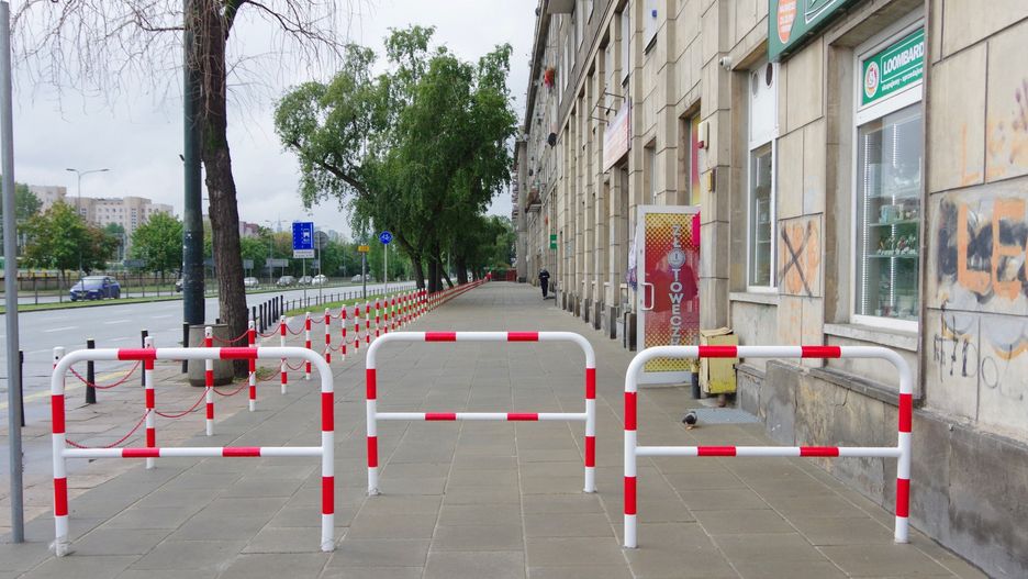 Warszawa. Zagrodzenie chodnika przez wspólnotę mieszkaniową