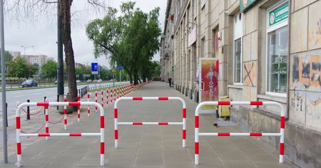 Warszawa. Wspólnota ogrodziła chodnik. Będą dalsze zmiany