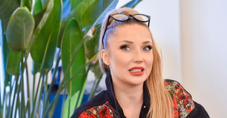 Zarzucili Cleo, że truje planetę. Gwiazda tłumaczy się z prywatnego samolotu
