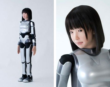Robot-modelka HRP-4C chodzi i robi miny 2