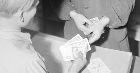 Ceny w czasach PRL. Wiesz, ile kosztowała czekolada na kartki?