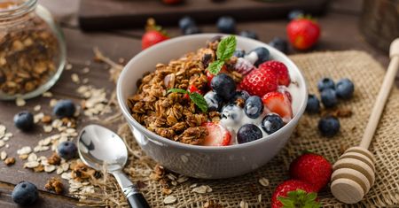 Granola – właściwości odżywcze, składniki i przepisy