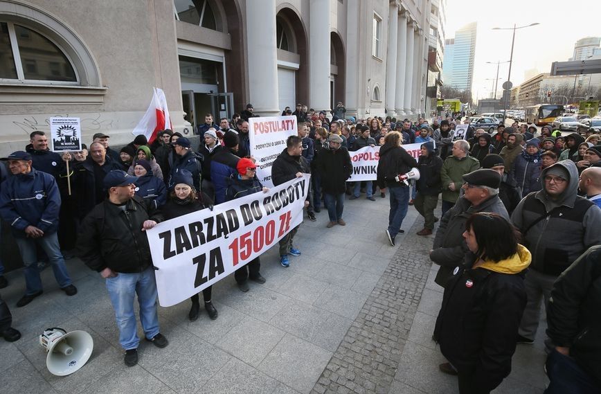 Listonosze wyszli na ulice. "Żądamy godnej pensji, która pozwoli nam przeżyć"