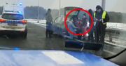 Oświadczyny na środku drogi. Policja z Wyszkowa pokazuje nagranie