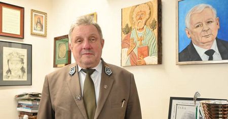 Dyrektor Lasów Państwowych pozuje w gabinecie. Uwagę przykuwa jedno