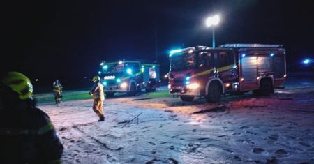 Eksplozja i zawalenie domu w Tykocinie. Straż pożarna prowadzi nocną akcję