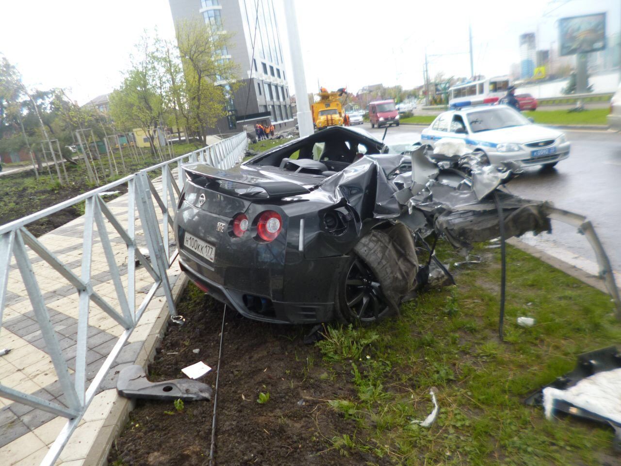 Piłkarz rozbił Nissana GT-R przy 170 km/h o betonowy słup i wyszedł z tego cało! [wideo]
