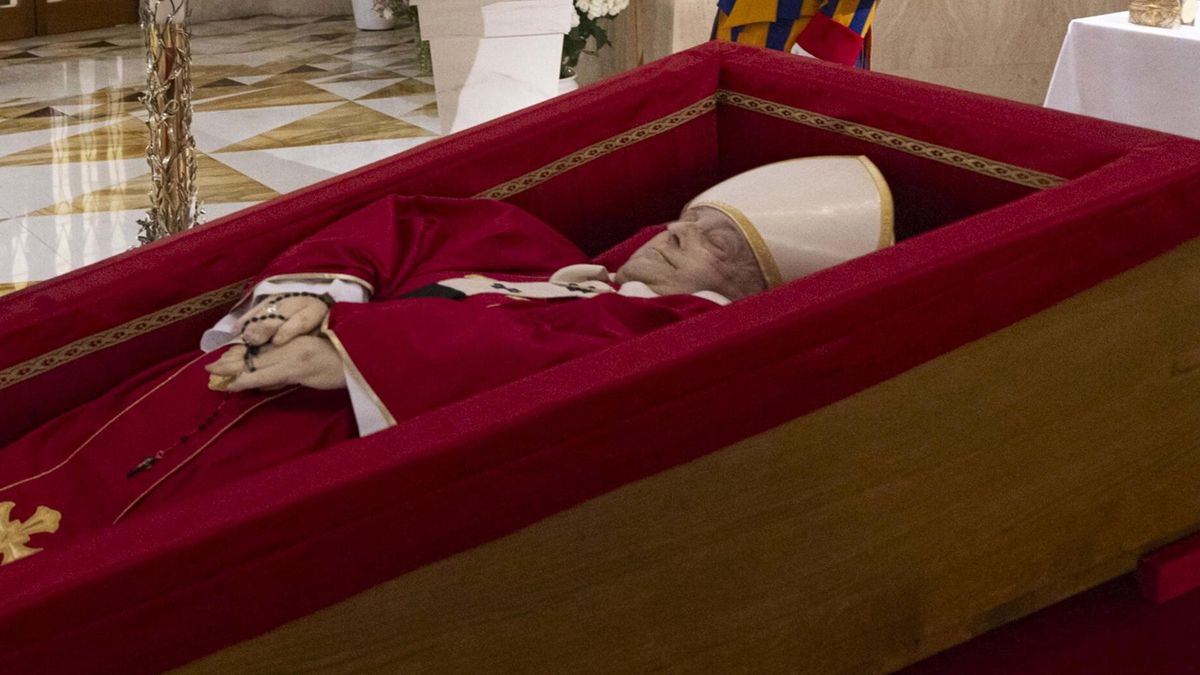 A handout photo made available by Vatican Media shows Cardinal Pietro Parolin next to Pope Francis' body during the Rite of the Confirmation of the Pontiff's Death at the Chapel of Santa Marta in Vatican City, 21 April 2025 (issued 22 April 2025). Pope Francis died on 21 April 2025 at the age of 88, according to the Holy See. Born Jorge Mario Bergoglio in Buenos Aires, Argentina. On 17 December 1936, he was appointed leader of the Catholic Church on 13 March 2013, succeeding Pontiff Emeritus Benedict XVI. EPA/VATICAN MEDIA HANDOUT EDITORIAL USE ONLY/NO SALES Dostawca: PAP/EPA.