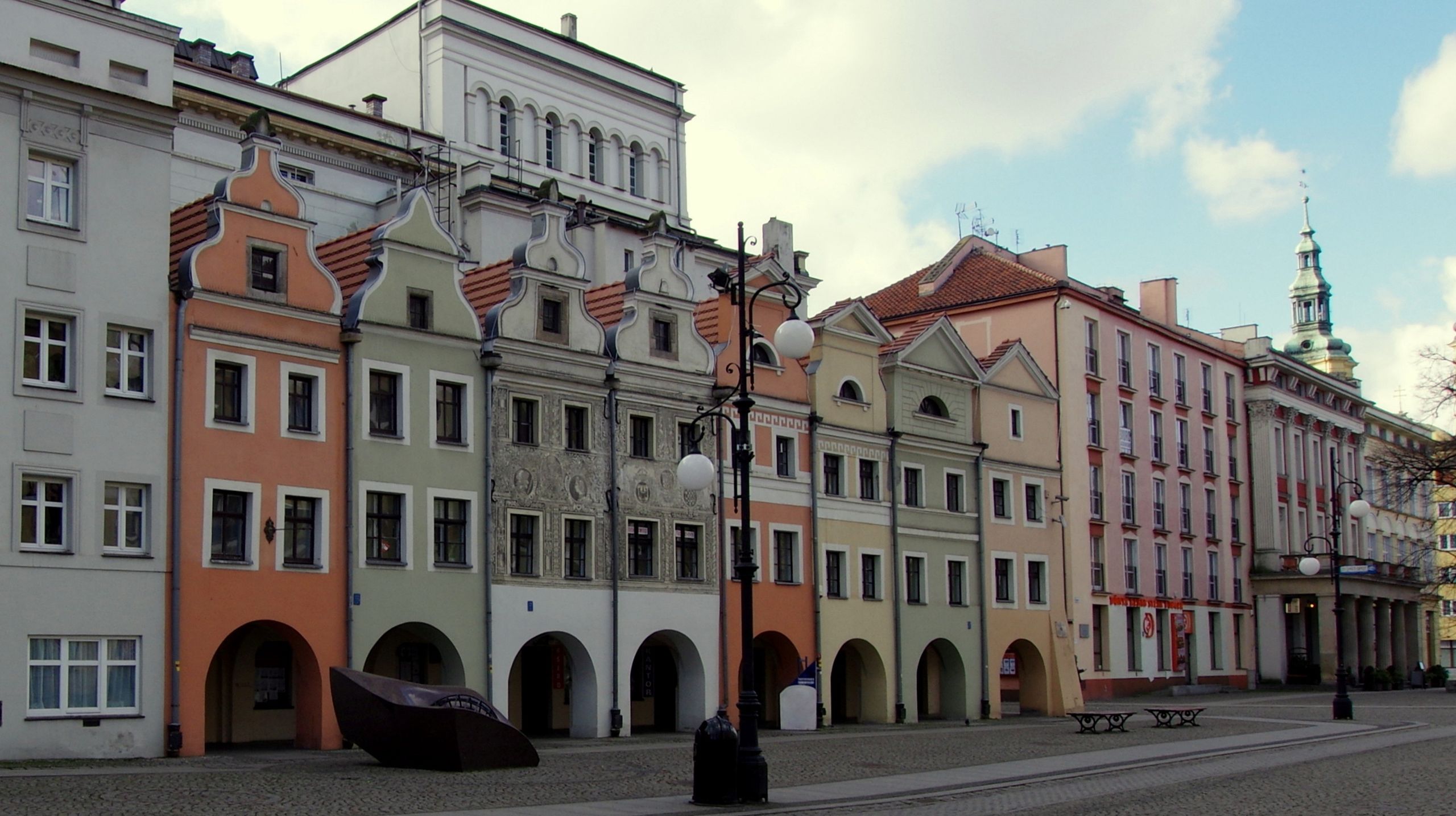 Filigranowe kamieniczki mimo wspólnej nazwy różnią się od siebie wyglądem i charakterem
