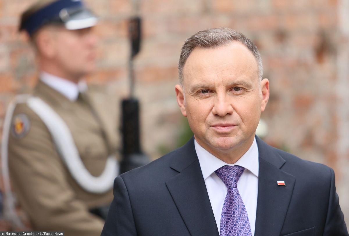 Niemal połowa Polaków negatywnie ocenia decyzję Andrzeja Dudy o podpisaniu ustawy "lex Tusk"