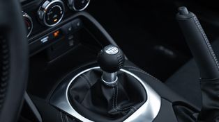 Myślą, że tak oszczędzają paliwo. W rzeczywistości jest odwrotnie