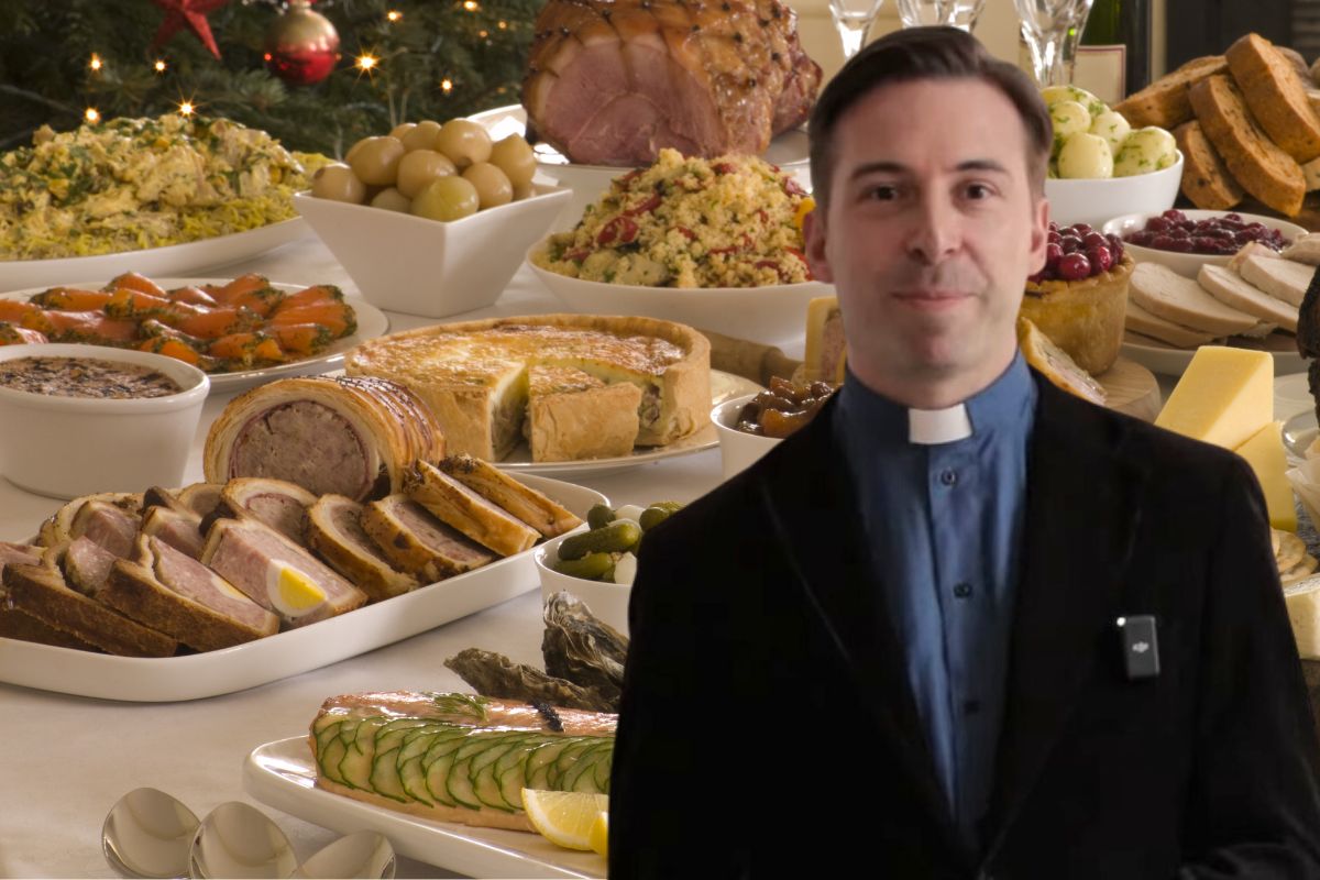 Ksiądz opowiada o wigilijnych zwyczajach