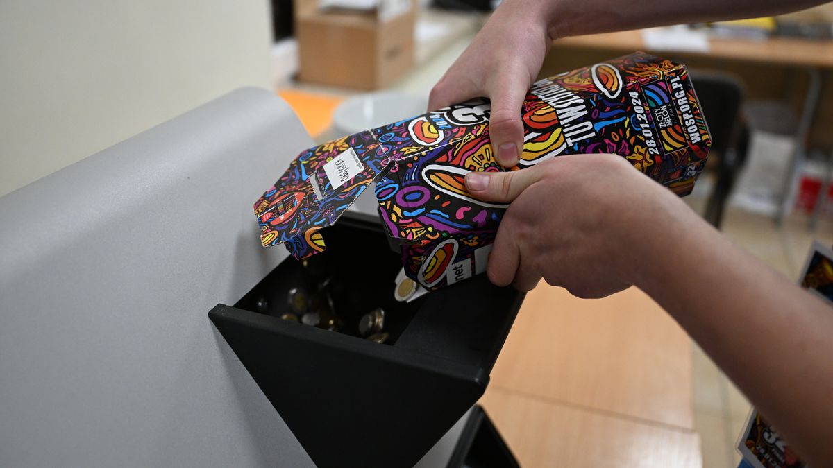 Rzeszów, 28.01.2024. Liczenie pieniędzy w sztabie WOŚP w Rzeszowie, 28 bm. Trwa 32. Finał Wielkiej Orkiestry Świątecznej Pomocy. Hasło tegorocznego finału to "Płuca po pandemii". (sko) PAP/Darek Delmanowicz