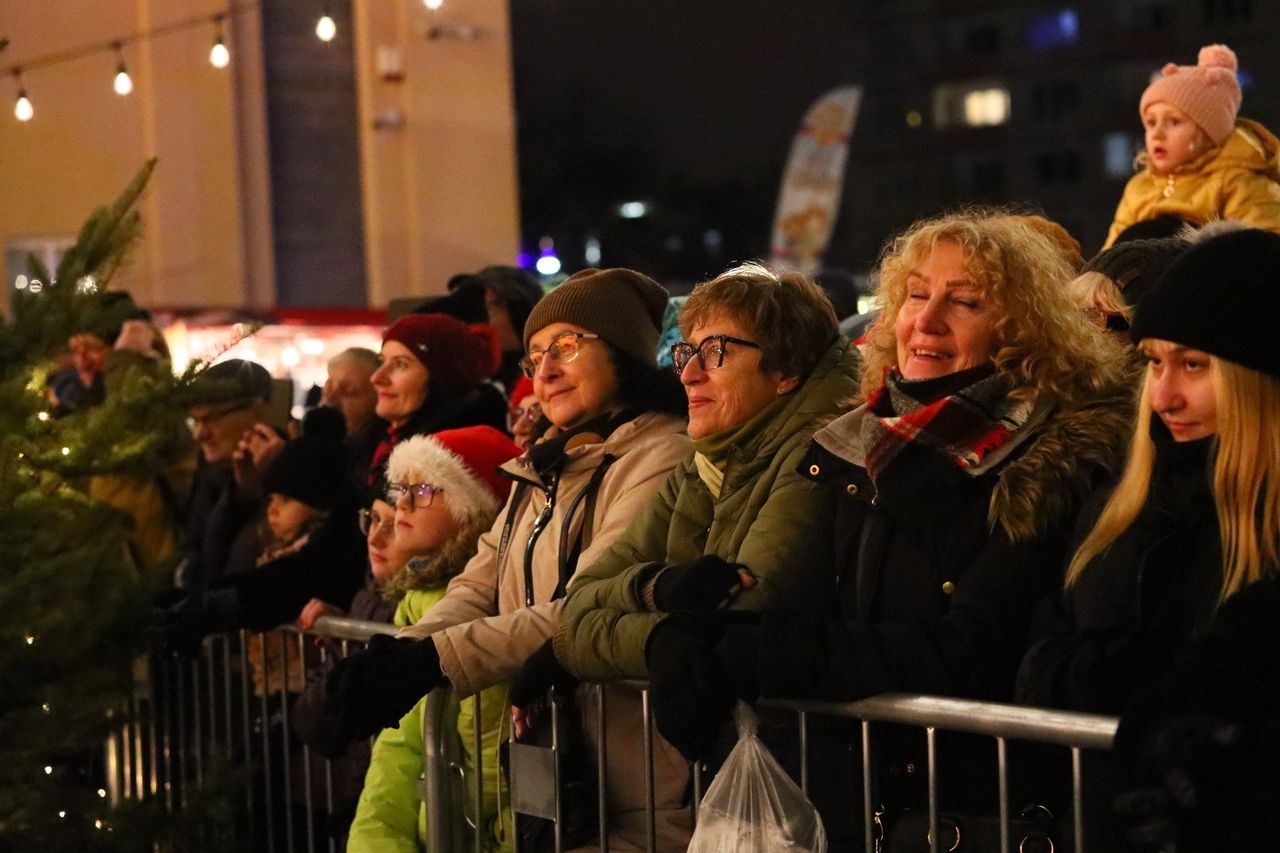 Kielce: Świętokrzyski Jarmark Bożonarodzeniowy. Wielkie widowiska sceniczne przy Wojewódzkim Domu Kultury zachwyciły mieszkańców