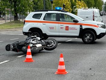 Kolejny wypadek na skrzyżowaniu Rakowieckiej i Boboli. Motocyklista ranny po zderzeniu z przewozem osób
