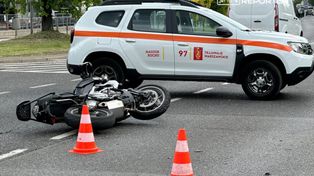 Kolejny wypadek na skrzyżowaniu Rakowieckiej i Boboli. Motocyklista ranny po zderzeniu z przewozem osób