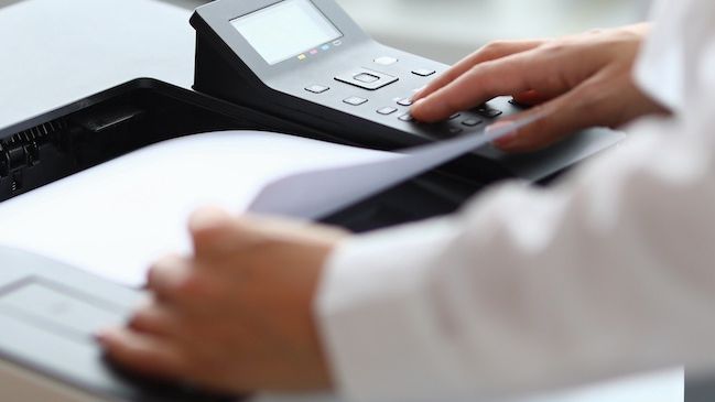 W HP Instant Ink nie musimy martwić się o zamówienie nowego wkładu z tuszem/tonerem, dostawę i recykling zużytego pojemnika. Usługa abonamentowa eliminuje te wszystkie problemy.